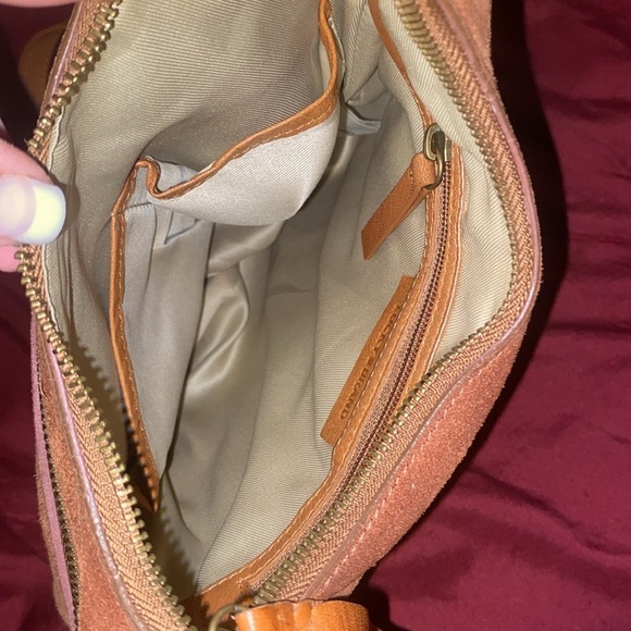 100% LEATHER LUCKY BRAND CROSSBODY/SHOULDER BAG CAMEL COLOR LIKE NEW CONDITION - Picture 9 of 9